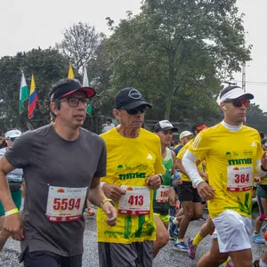 Hombres felices de llegar a la meta