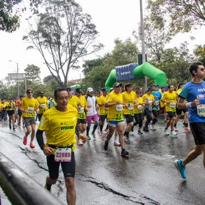 Hombres llenos de entusiasmo en la salida de la carrera