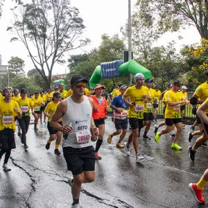 Señor mayor corriendo la mmB