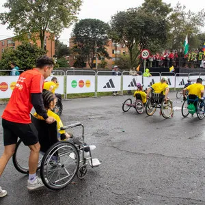 Mujeres llenas de emoción corriendo la mmB 2024