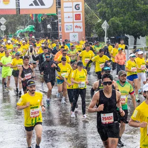 Atletas disfrutando de la lluvia en el momento de la salida de la carrera