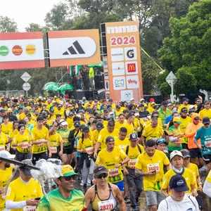 Sonrisas de diferentes competidores emocionados por iniciar la carrera