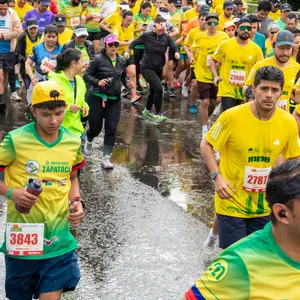 Joven corriendo por el arco de salida