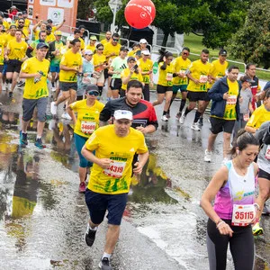 Mujer corriendo en la lluvia