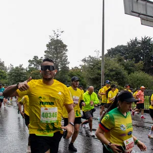 Hombre sonriendo en el recorrido, con gafas negras