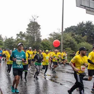 Atleta corriendo con la camisa azul entregada en el Kit