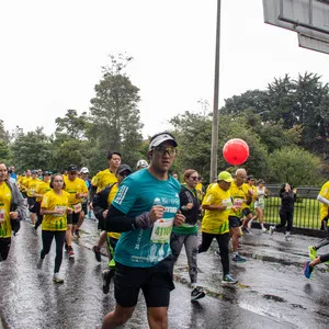 Hombre corriendo mientras usa audífonos