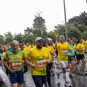 Mujer joven con cabello rojo en el recorrido de 10 K