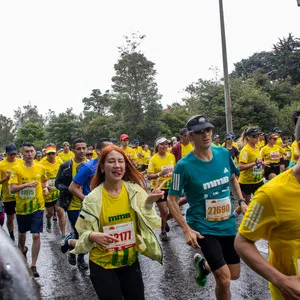 Jóvenes practicando atletismo en Bogotá