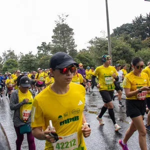 Mujer corriendo con visera negra de Porvenir