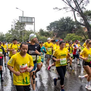 Mujer con canguro rosa corriendo, recorrido 2024