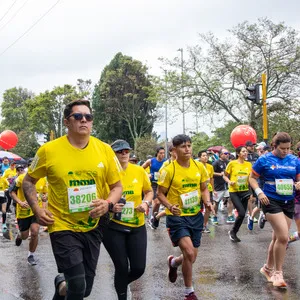 Hombre con cara seria y enfocado en el recorrido