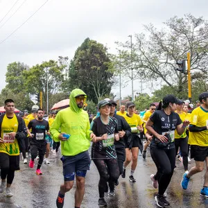 Hombre cubierto con impermeable verde