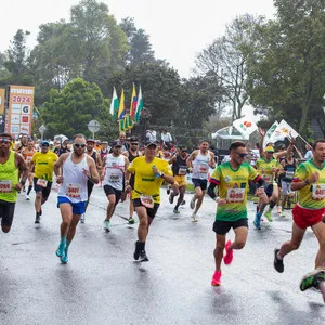 Hombres llenos de emoción corriendo