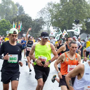 Atletas enseñando su número de competencia en recorrido