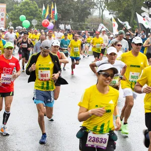 Deportistas participando en una carrera