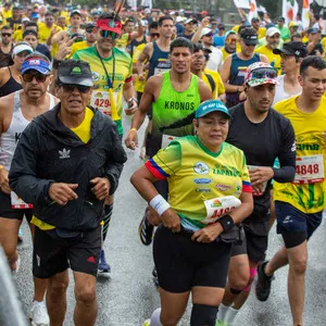 Hombre en el corredor de salida apoyando a otros atletas