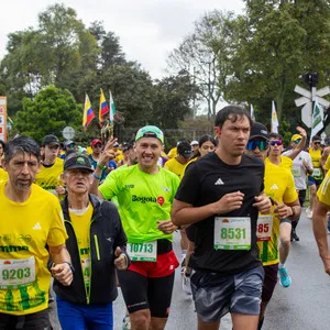 Persona de la tercera edad participando en la media maratón de Bogotá