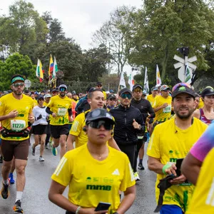 Mujer con gorra negra luciendo la camisa oficial de la mmB