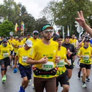 Hombre luciendo la camisa entregada en el Kit