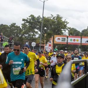 Atleta con la camisa azul de la mmB