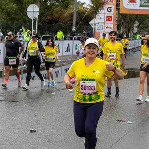 Mujer con gorra negra feliz de participar en evento deportivo