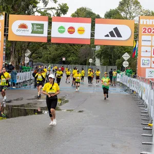 Salida de la media maratón de Bogotá, últimos atletas en el corredor de salida