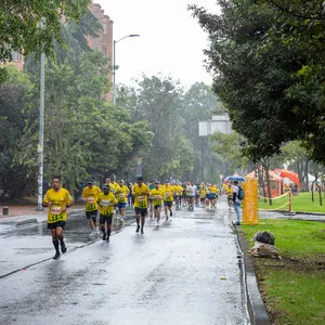 Bajo la lluvia, atletas corren por las calles de Bogotá