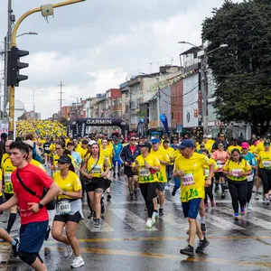 Mujer con rostro neutro resalta en la masa de atletas