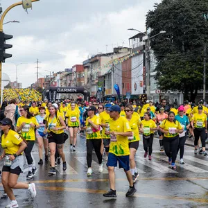 Varios atletas corriendo por las calles de Bogotá