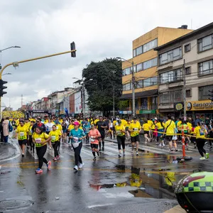 Varias personas apoyando la mmB