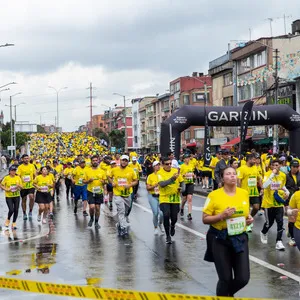 Pareja corre a mismo paso por las calles de Bogotá