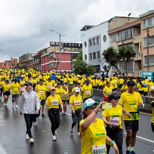 Dos amigas corriendo en las calles de Bogotá