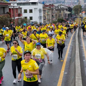 Mujeres corriendo bajo la lluvia