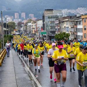 Mujeres corriendo bajo la lluvia