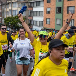 Mujeres corriendo bajo la lluvia