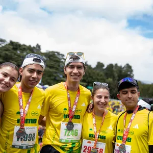 Grupo de jóvenes atletas con medalla