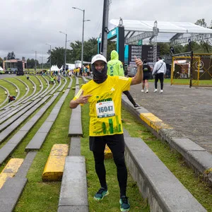 Hombre listo para correr por Bogotá