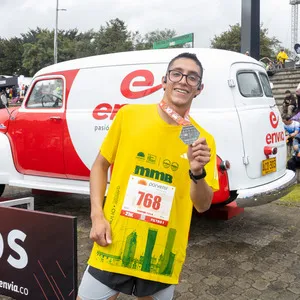 Atleta joven con medalla después de carrera