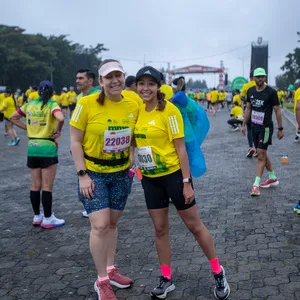 Mujeres calentando en la zona de concentración abierta a las 6:00 am