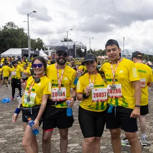 4 personas felices después de ver resultados de la mmB