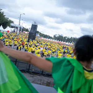 Masa de atletas en la zona de concentración en calentamiento