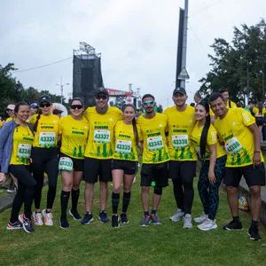 Atletas enseñando dorsal con marca 10K