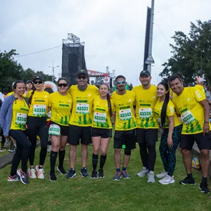 Equipo de atletas antes de la carrera listos para recorrer 10K