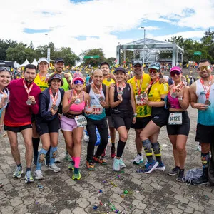 Atletas de diferentes edades enseñan su medalla 2024