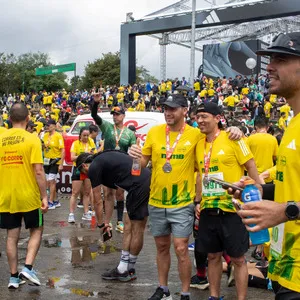 Zona de concentración con atletas después de la carrera