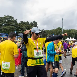 Hombre posando con medalla