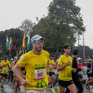 Hombre con gorra y gafas tornasol participa en la mmB 2024