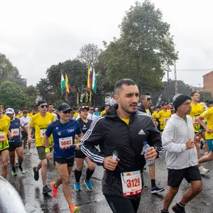 Hombre con chaqueta Adidas cruzando el corredor de salida