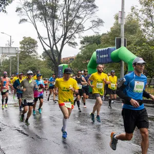 Atleta con camisa azul corriendo